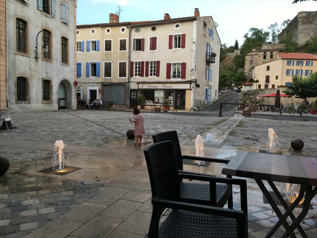 Villa Entre L'Eglise Et La Place Quillan Exterior foto
